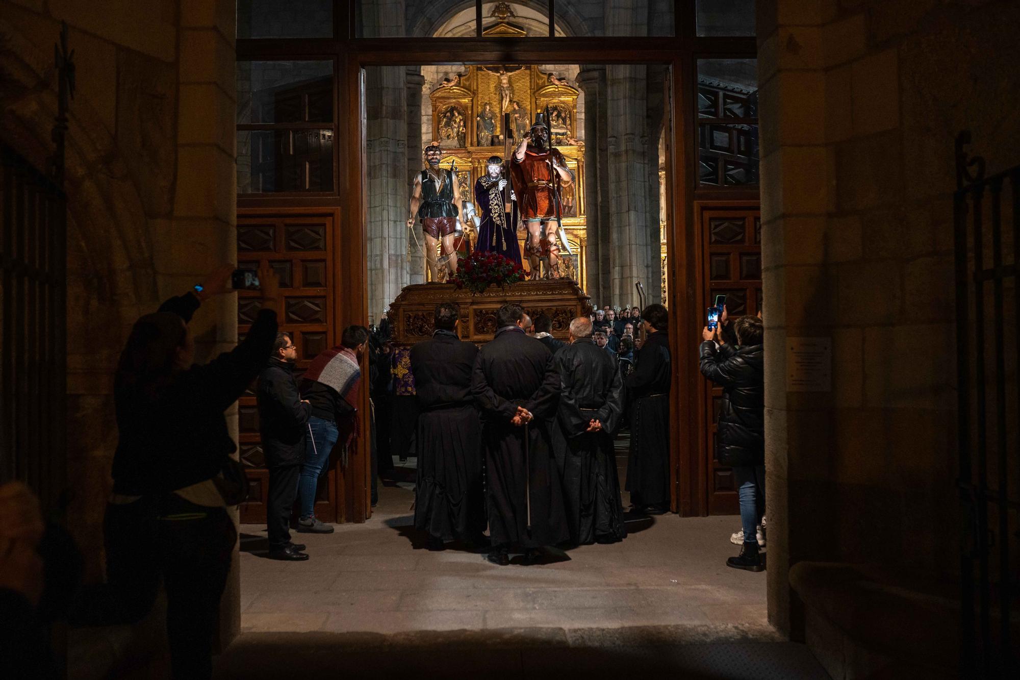 GALERÍA | La salida de Jesús Nazareno y las tradicionales sopas de ajo, en imágenes