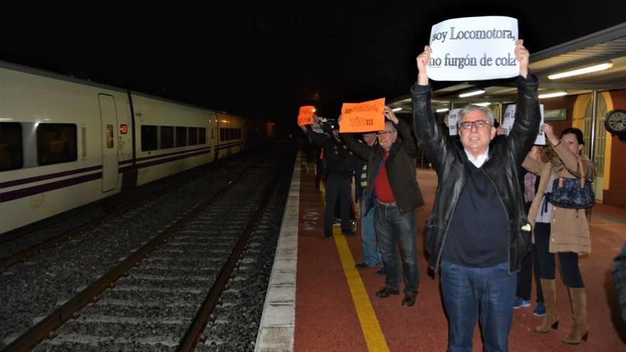 Un grupo de vecinos de Cieza se manifestaron anoche en la estación del tren de Cieza.