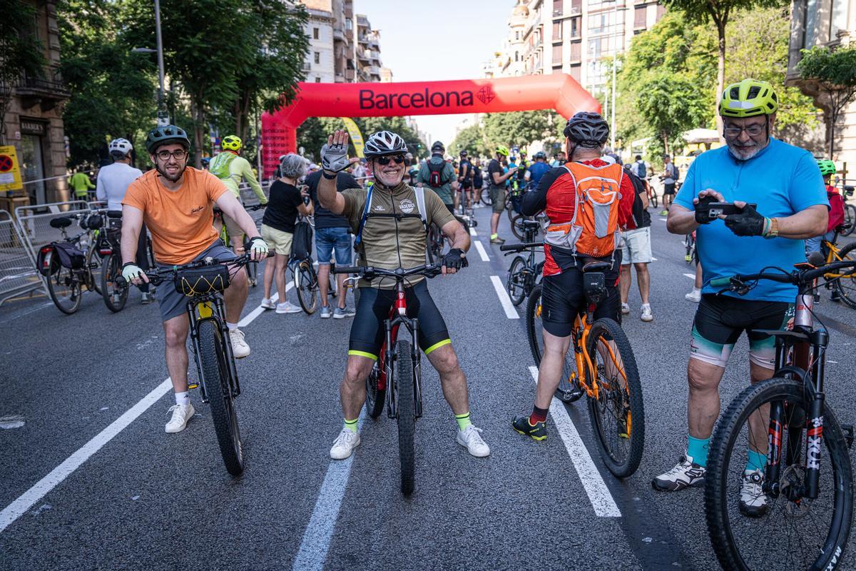 Nueva edición de la Festa de la Bici y la Bicicletada en Barcelona, con el paseo de Lluís Companys convertido, un año más, en punto de encuentro para familias y aficionados al mundo del ciclismo de todas las edades. Un evento que este año ha atraído a cientos de personas y que ha contado con un aliciente añadido: la cuenta atrás hacia la salida del Tour de Francia 2026 desde la capital catalana. Nueva edición de la Festa de la Bici y la Bicicletada en Barcelona, con el paseo de Lluís Companys convertido, un año más, en punto de encuentro para familias y aficionados al mundo del ciclismo de todas las edades. Un evento que este año ha atraído a cientos de personas y que ha contado con un aliciente añadido: la cuenta atrás hacia la salida del Tour de Francia 2026 desde la capital catalana.