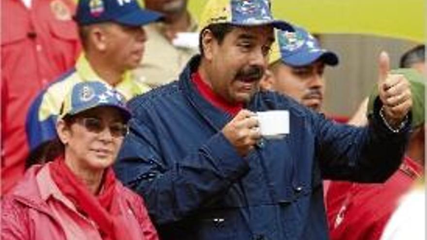 Maduro saluda els seus seguidors, durant una manifestació.