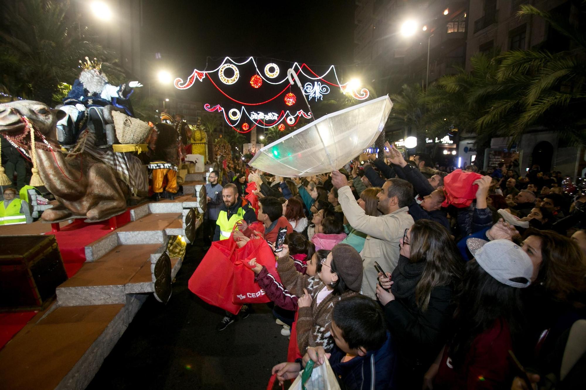 Así fue la última cabalgata de los Reyes Magos celebrada en Alicante en el 2020