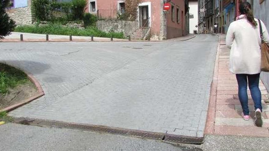 La rejilla suelta en la calle Las Fuentes de Llanes.