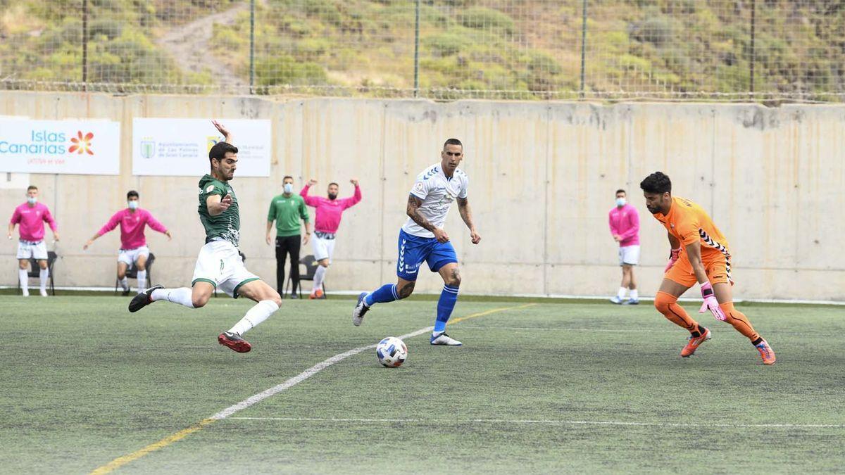 Bernardo Cruz en la acción en la que anotó el gol de la victoria del Córdoba CF ante el Tamaraceite, la pasada temporada.