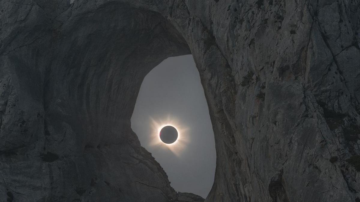 El eclipse, dentro del Ojo de Buey de Peña Mea.