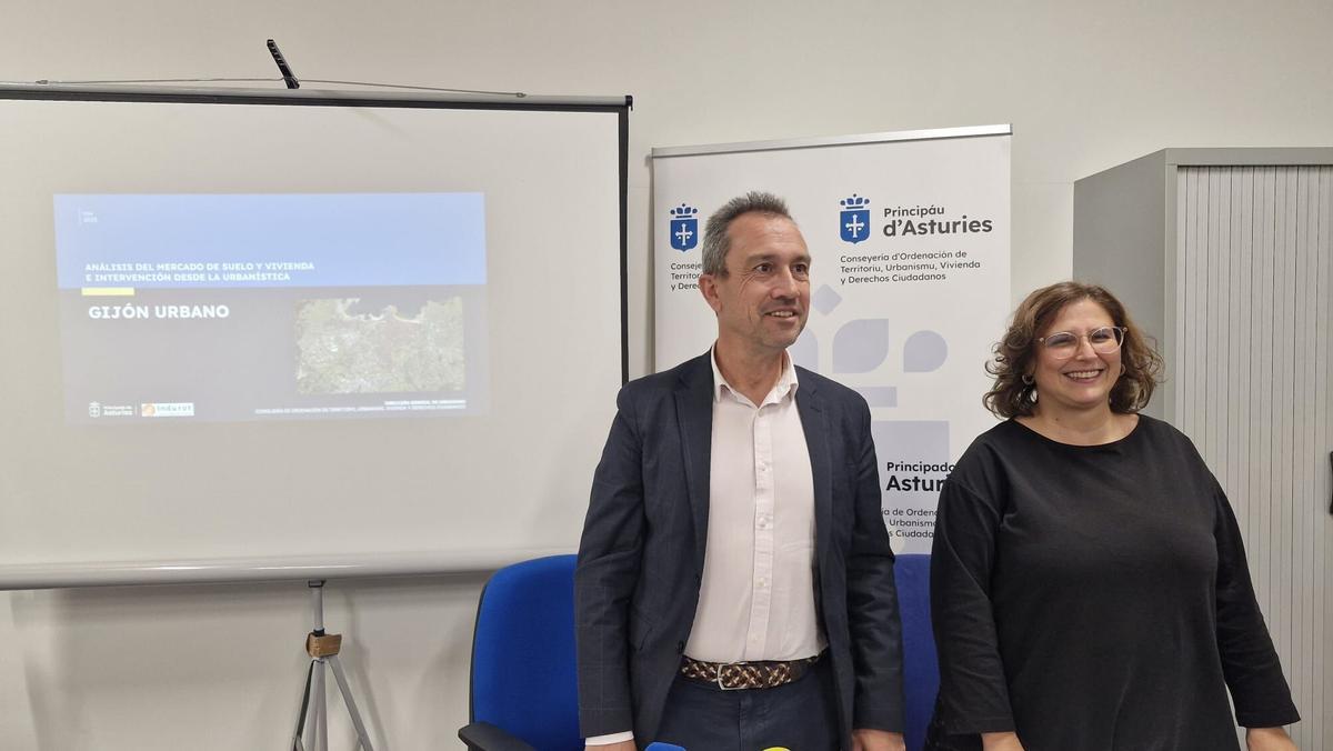 Jesús Martínez Salvador, junto a Jaime Fernández-Paíno; a la derecha, Ovidio Zapico y Laura López, ayer