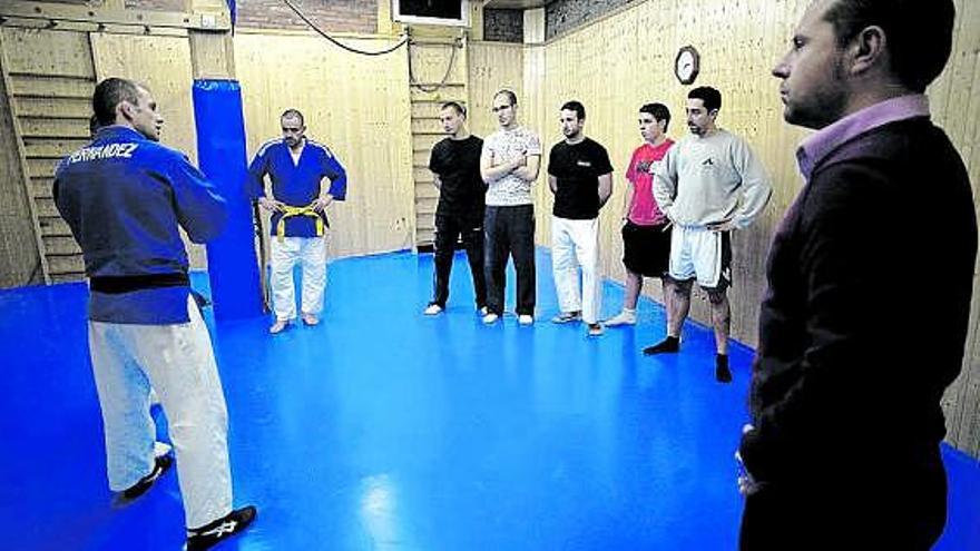 Óscar Fernández, a la izquierda, y Javier Lozano, a la derecha, durante una sesión práctica en el gimnasio.