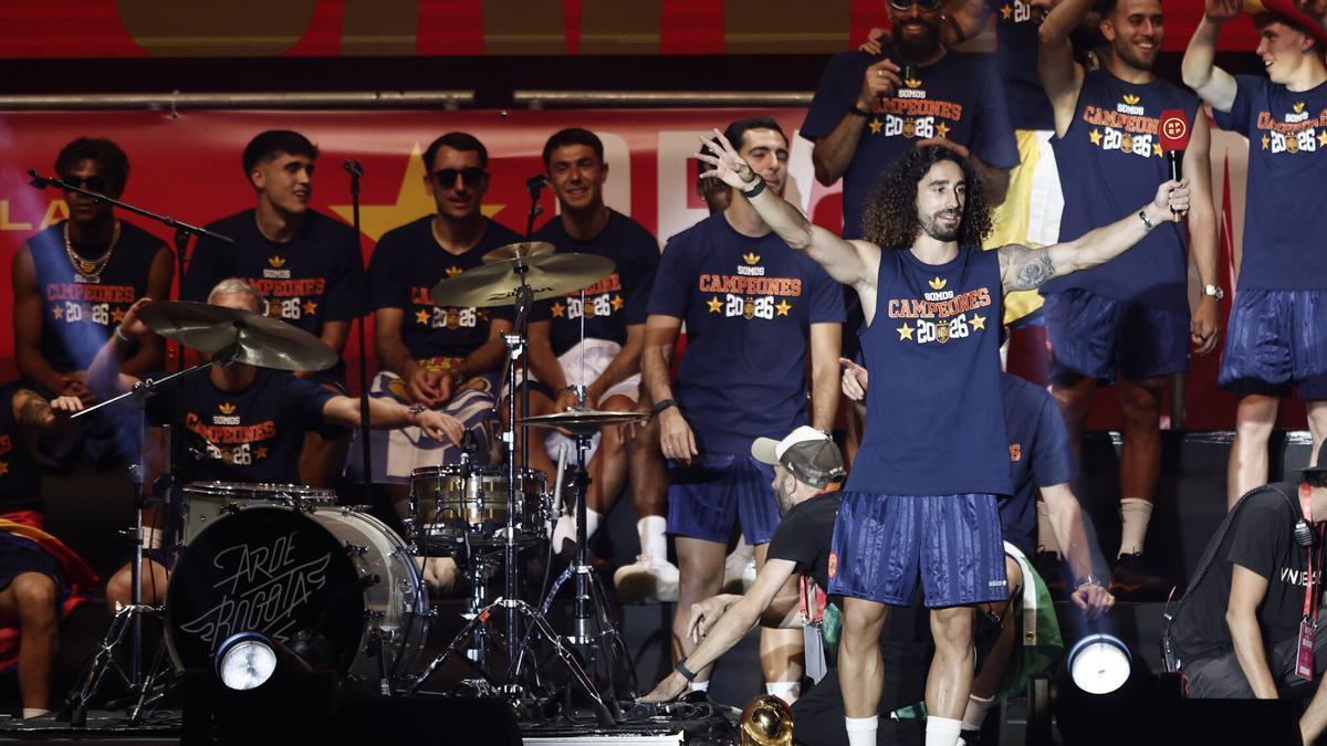 MADRID, 20/07/2026.- El jugador de la selección española Marc Cucurella durante la celebración este lunes en la plaza de Cibeles de la conquista del Mundial 2026 por parte del combinado español. EFE/Sergio Pérez