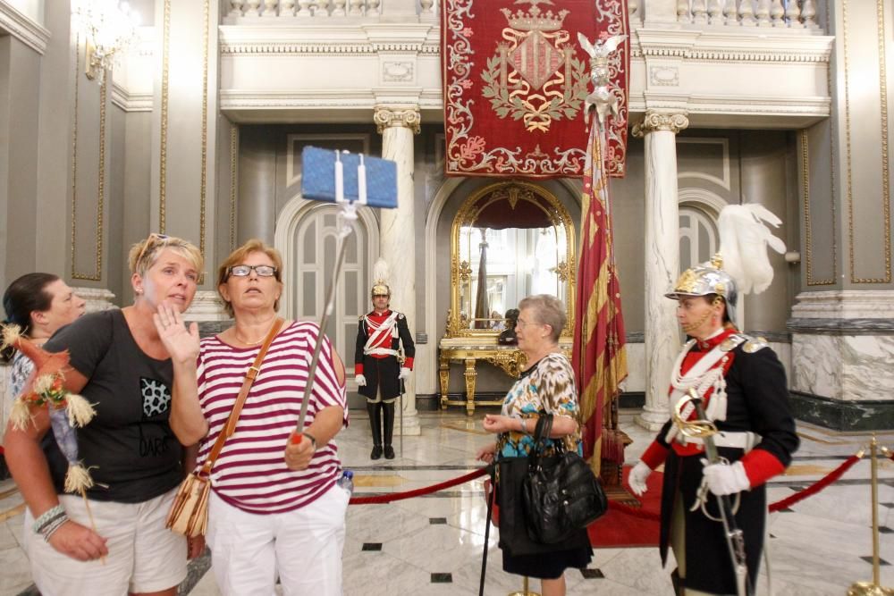 Visita a la Real Senyera en el Ayuntamiento