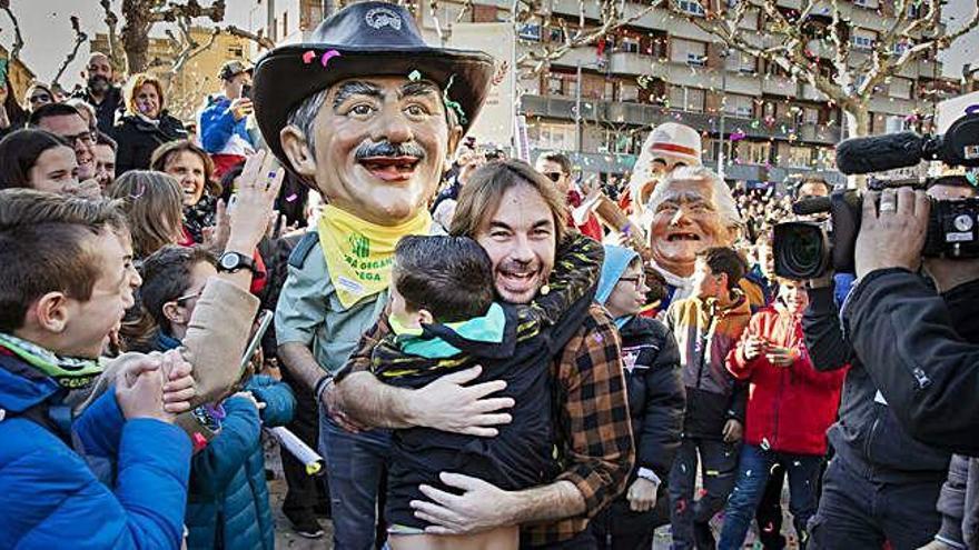 Quim Masferrer abraçat a un nen a la seva arribada a Tàrrega.