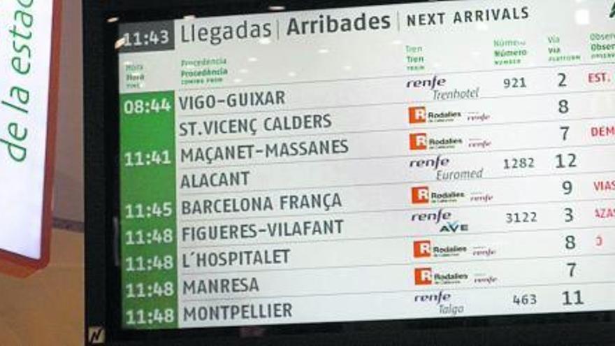 Panel en la estación de Sants en el que se refleja el retraso del tren de Vigo. // G.M.