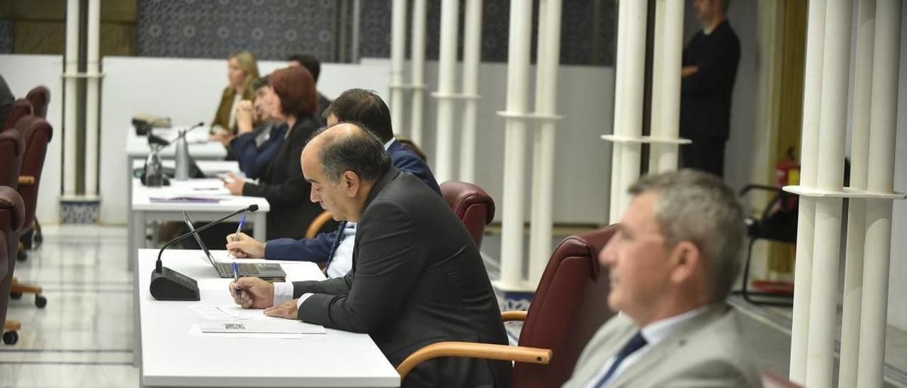 Fila del Grupo Mixto en la Asamblea Regional. Solo falta Mabel Campuzano que, como miembro del Gobierno, se sienta delante.