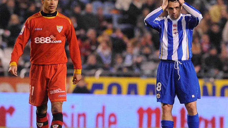 Sergio se lleva las manos a la cabeza, al lado de Renato, autor del segundo tanto del Sevilla. / carlos pardellas