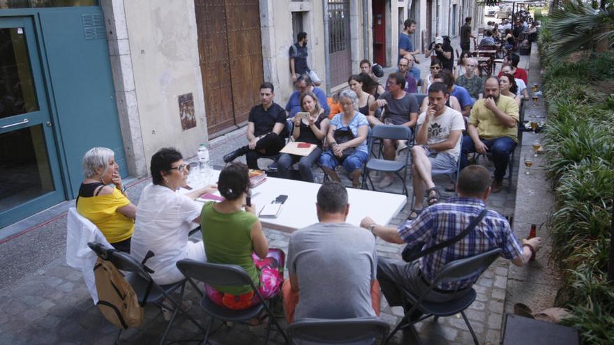 Un moment del debat d&#039;ahir al vespre, a la plaça Sant Pere