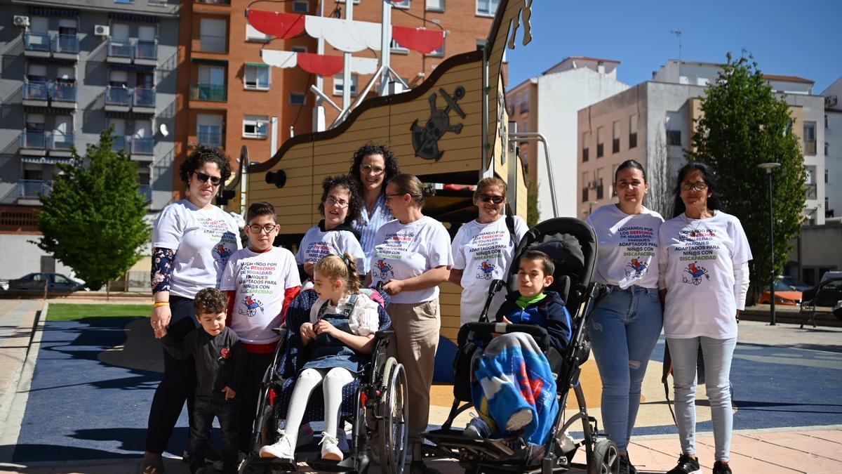 Algunas familias del colectivo posan ante uno de los nuevos parques de la ciudad.