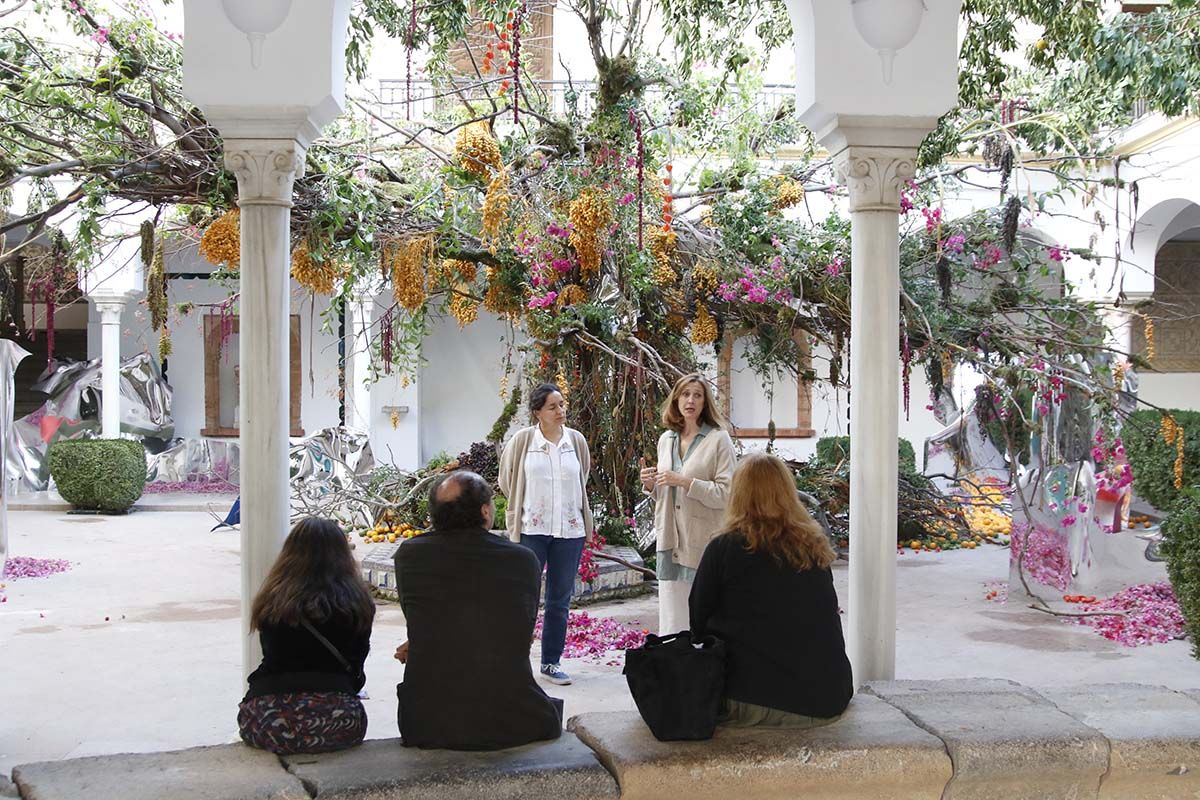 Conjunto floral instalado en el Museo Arqueológico