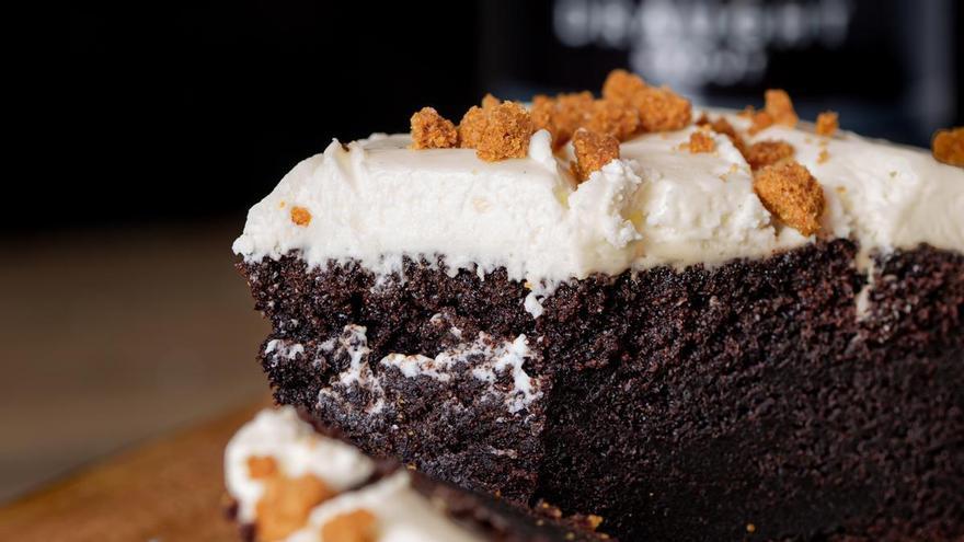 Así es la receta de la tarta Guiness de chocolate: el postre más cervecero