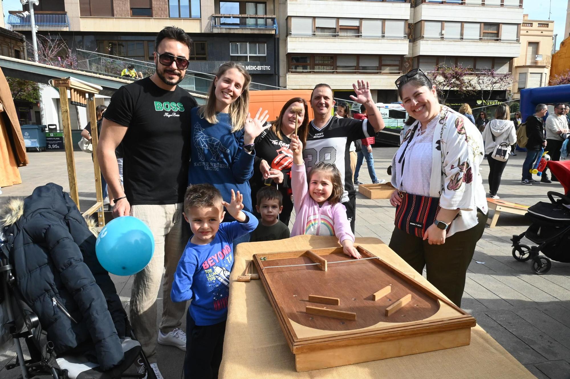 Los niños toman la plaza Major de Vila-real con juegos infantiles