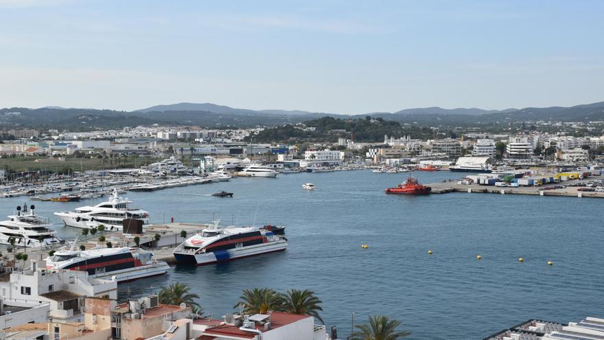 Advierten del peligro de situar la estación marítima junto a la escuela de vela del Club Náutico Ibiza