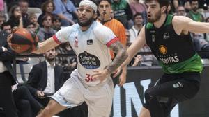 Roberston (Obradoiro) intenta superar a Busquets.