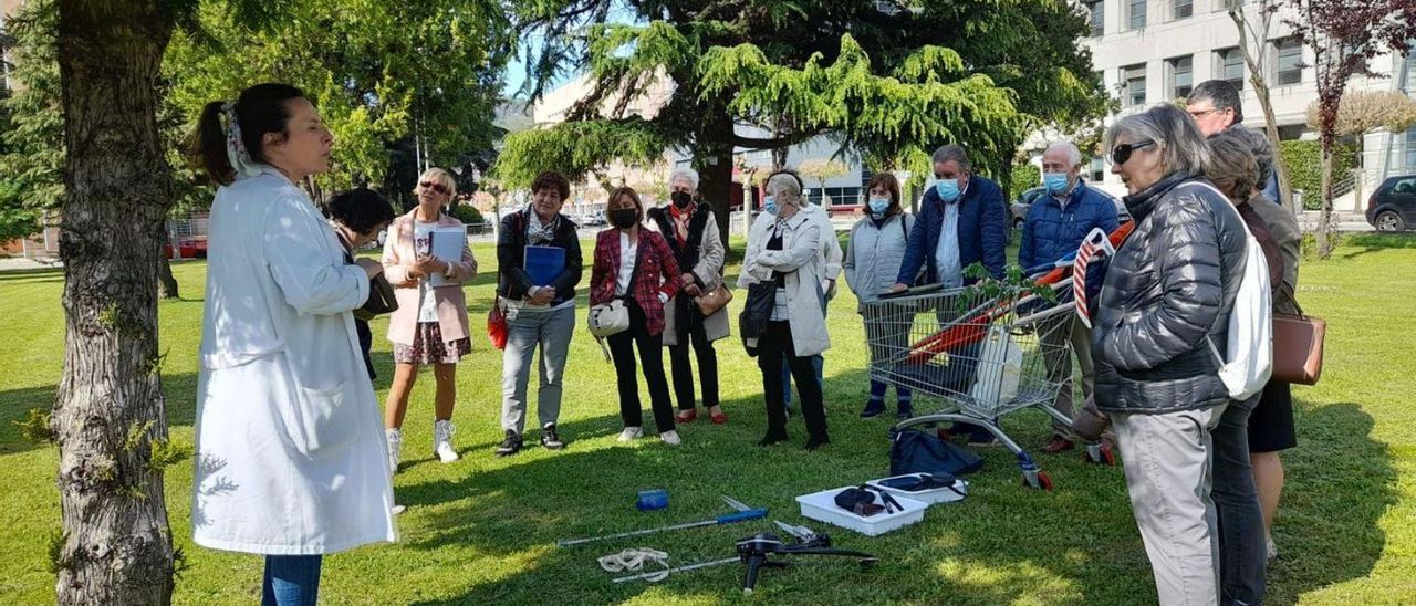 Los alumnos, participando en una clase práctica en el entorno del campus.