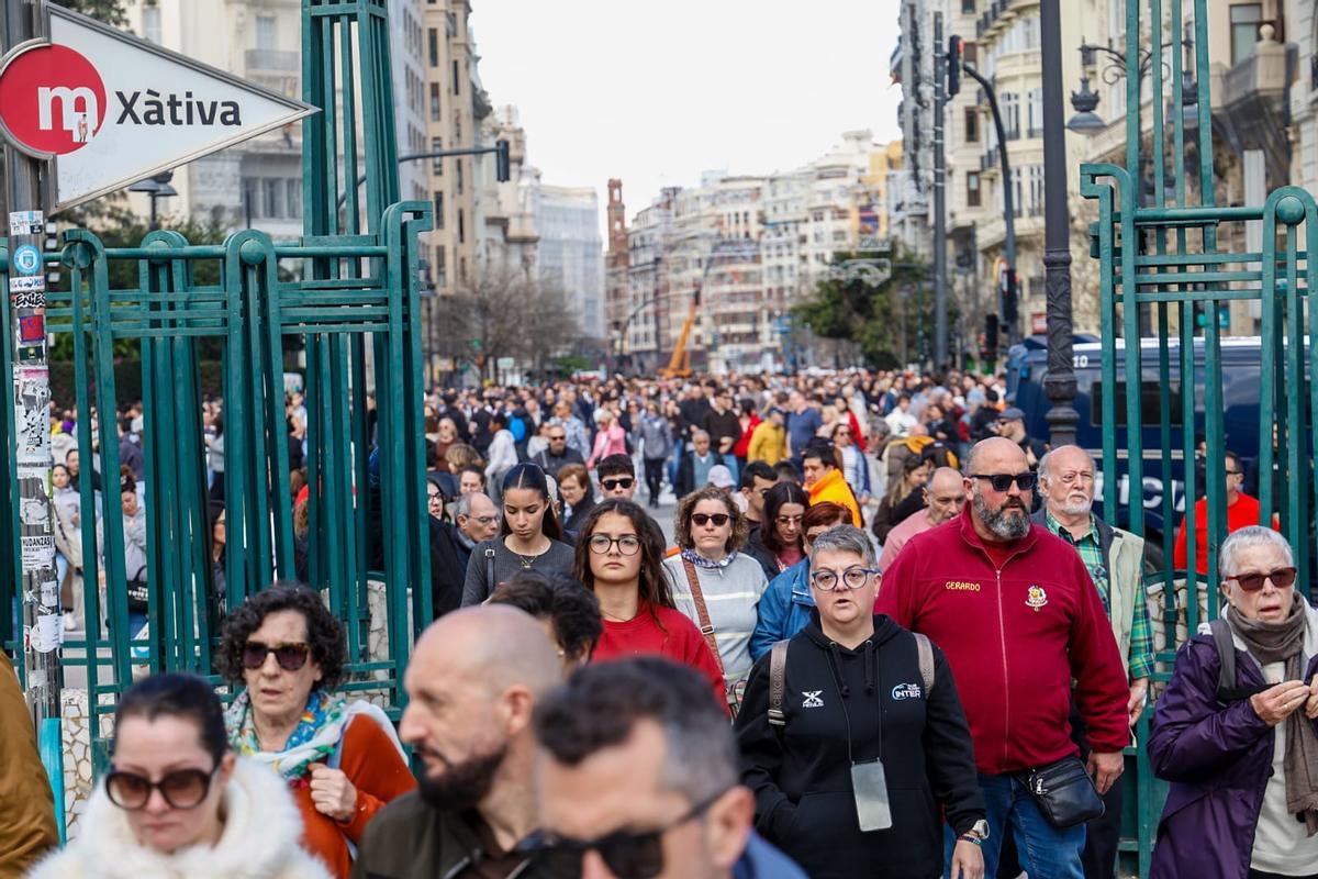 Viajeros llegando a la estación tras ver la mascletà.