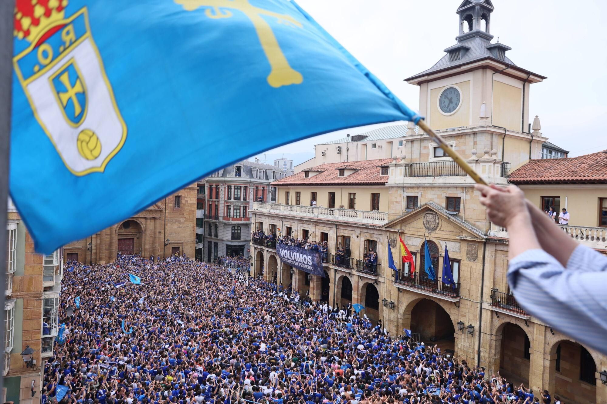 Locura azul en las calles de Oviedo para celebrar el ascenso del equipo a Primera División