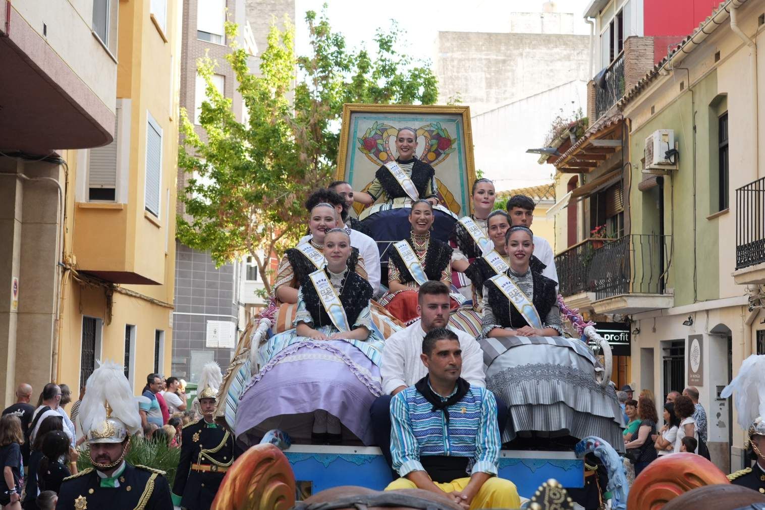 El Grau da inicio a las fiestas de Sant Pere con pólvora, bous y música