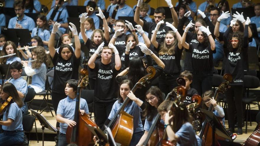 Integrantes de la orquesta Abanca ReSuena durante un concierto en el Palacio de la Ópera.