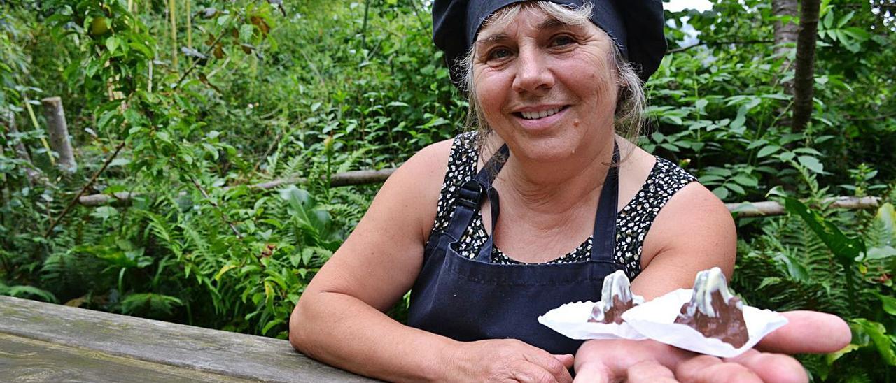 Lola Inguanzo, con dos de sus creaciones.