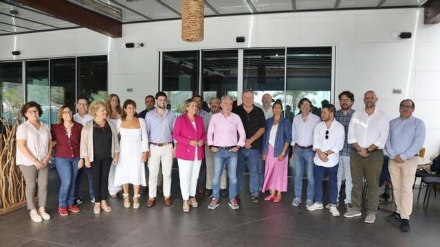 Arroyo y Bendodo arropados por miembros del Partido Popular de Cartagena, este sábado.