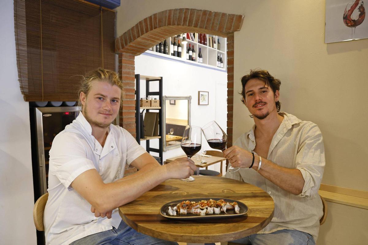 Lluis Vallin, cuiner, i Pau Bonis, cap de sala del restaurant L'Escabetx.