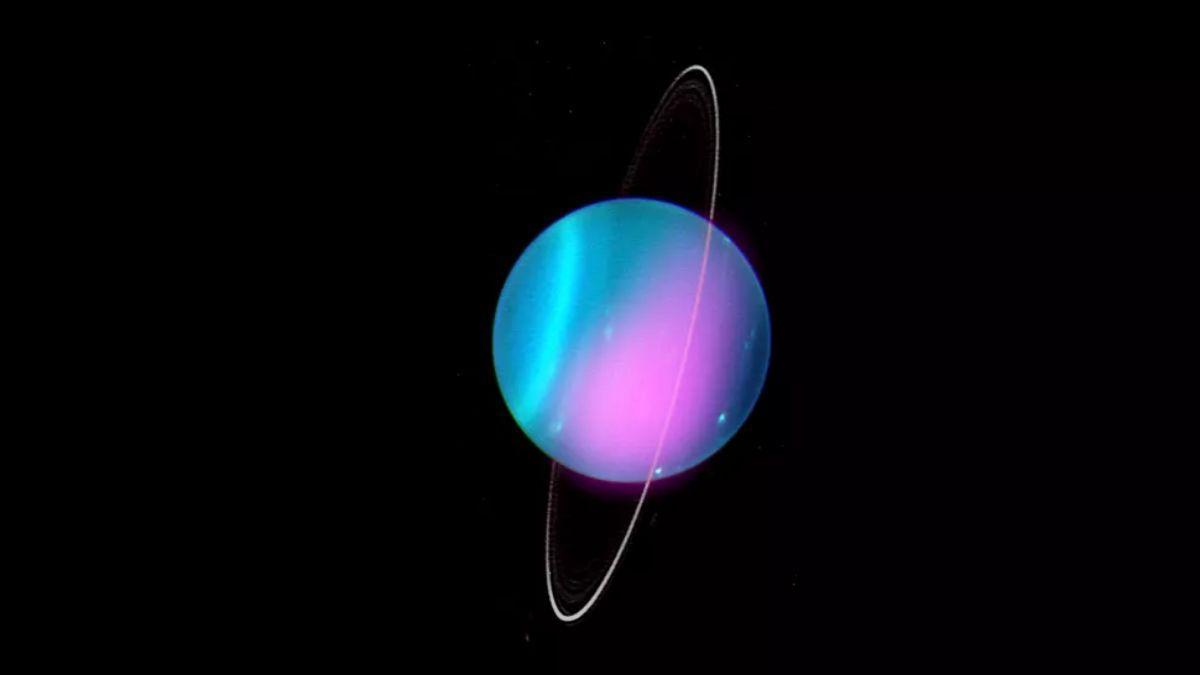 Urano está extrañamente inclinado y los científicos piensan que podría deberse a la influencia de una antigua luna.