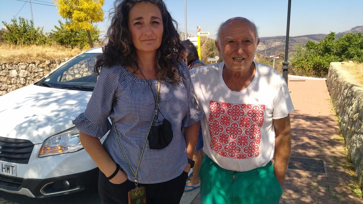 Sandra, la alcadesa pedánea de Beniaia, y José, el vecino de 78 años