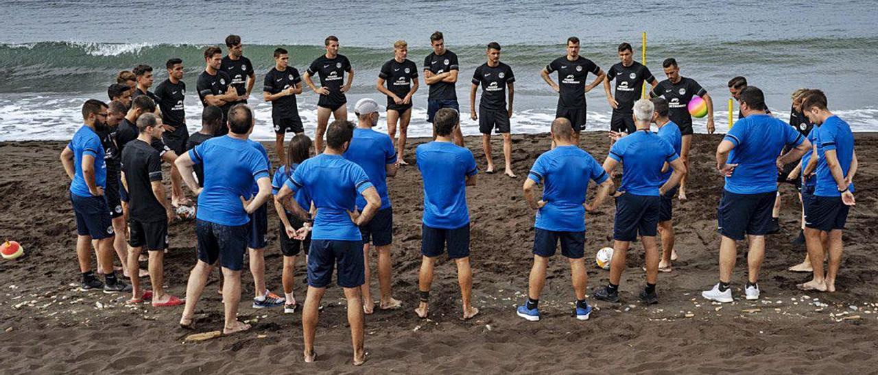 La plantilla y el cuerpo técnico de la UD Ibiza, ayer en una playa de Cartagena. | UD IBIZA