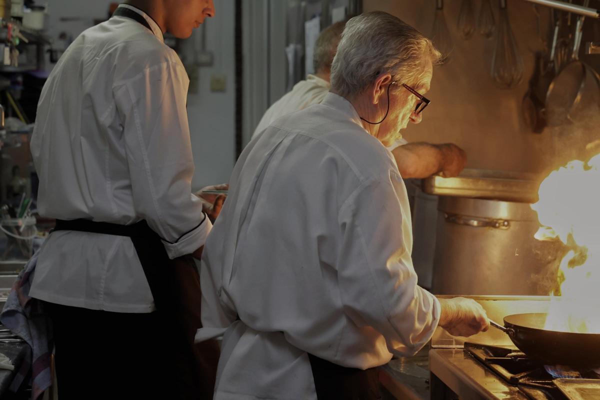 El maestro cocinero, Antonio Sánchez, entre fogones.