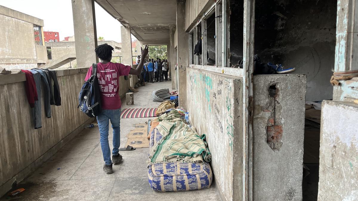 Exiliados sudaneses sobreviven en una escuela abandonada en Casablanca, Marruecos.