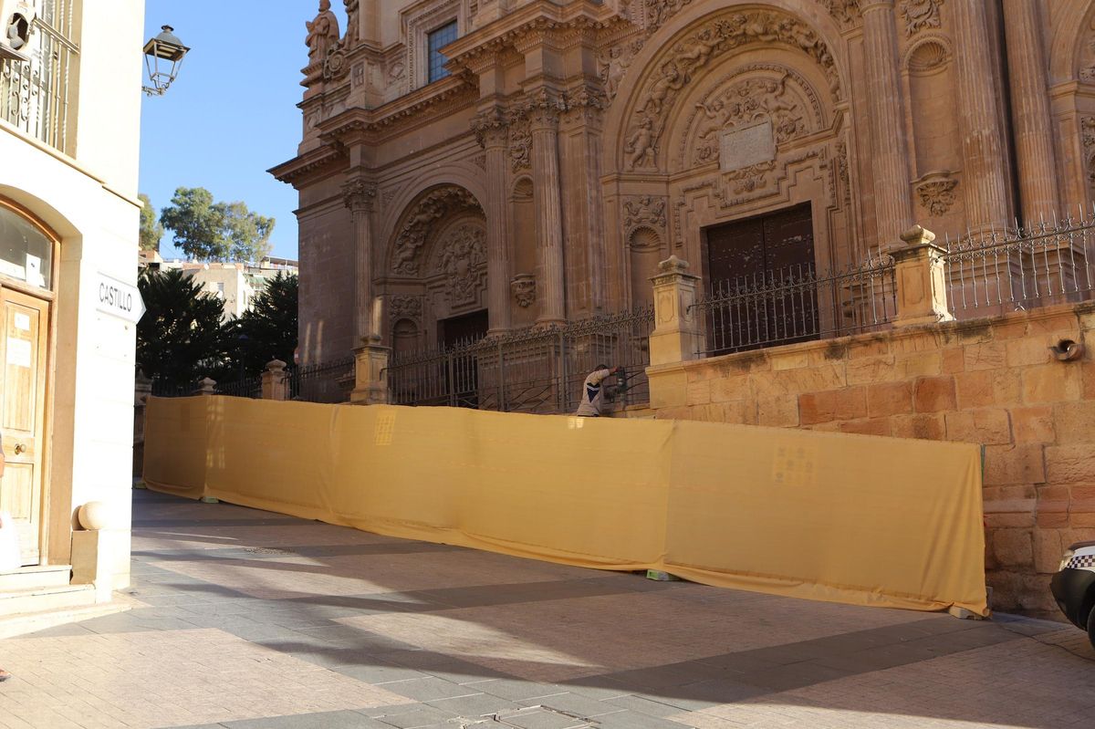 Vallado en la fachada de San Patricio.