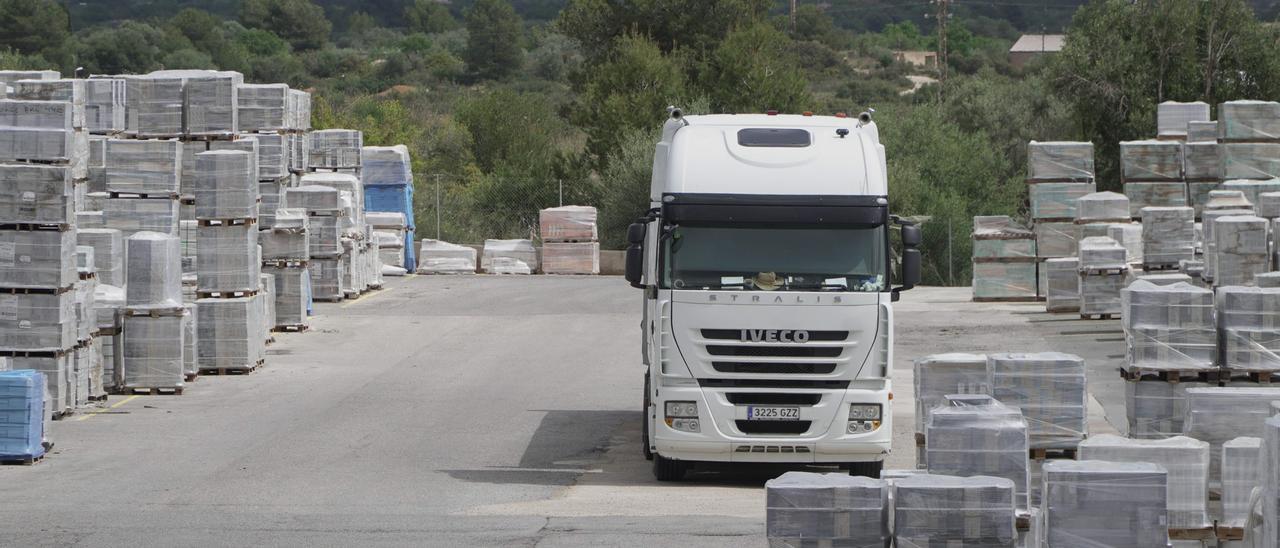 Carga de azulejos en el exterior de una fábrica de Castellón.