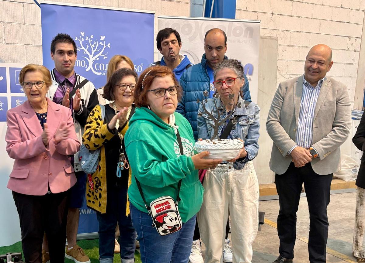 Los miembros de Adepas con el árbol del proyecto "Hagamos compromiso" de Inoxnalón