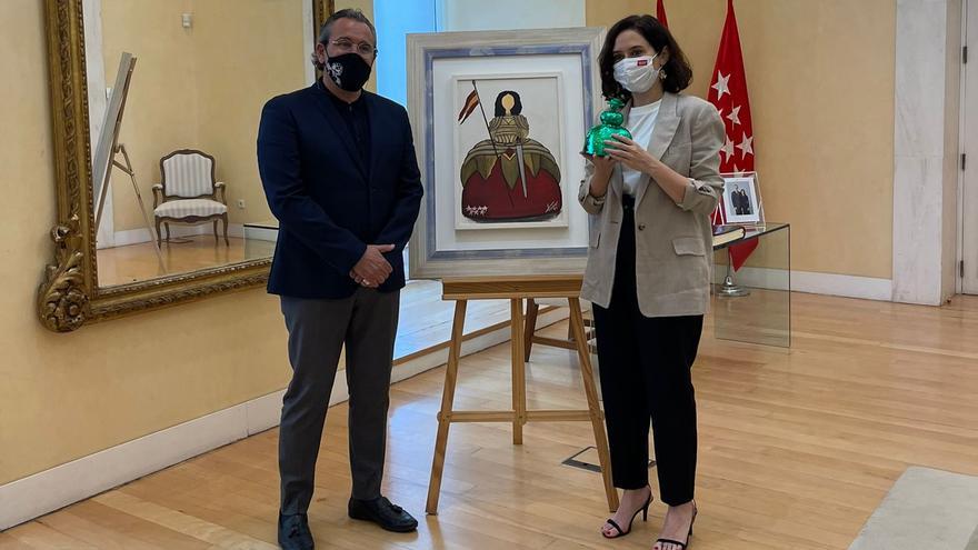 Arturo Torró regala una pintura que dedicó a Díaz Ayuso