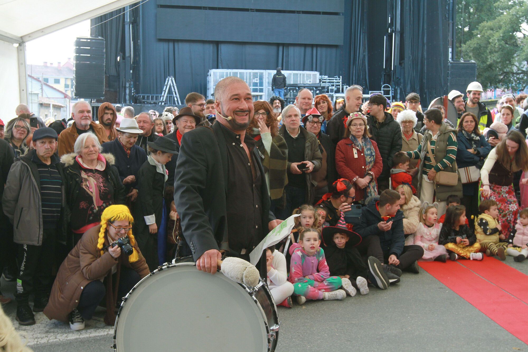 Los comentarios en tono jocoso sobre la actualidad, las referencias políticas y las intrusiones no fueron impedimento para celebrar la tradicional Voda da Pita