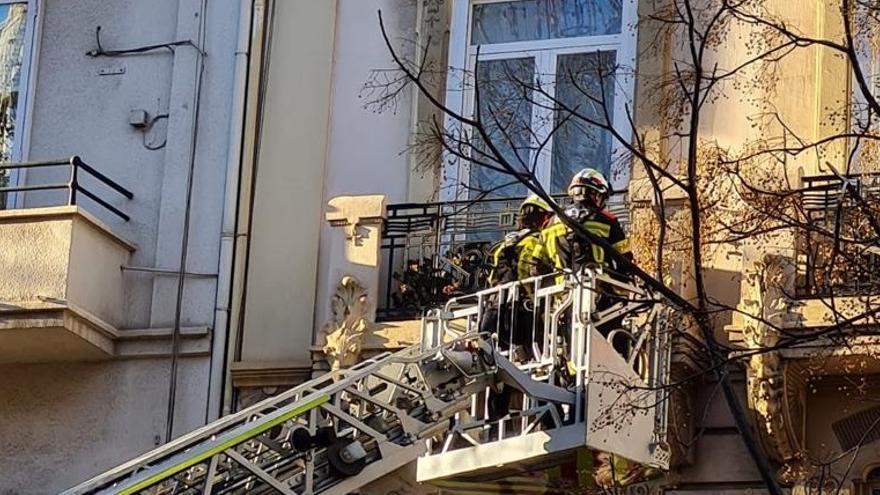 Los bomberos sanean el balcón del que se ha desprendido la losa.