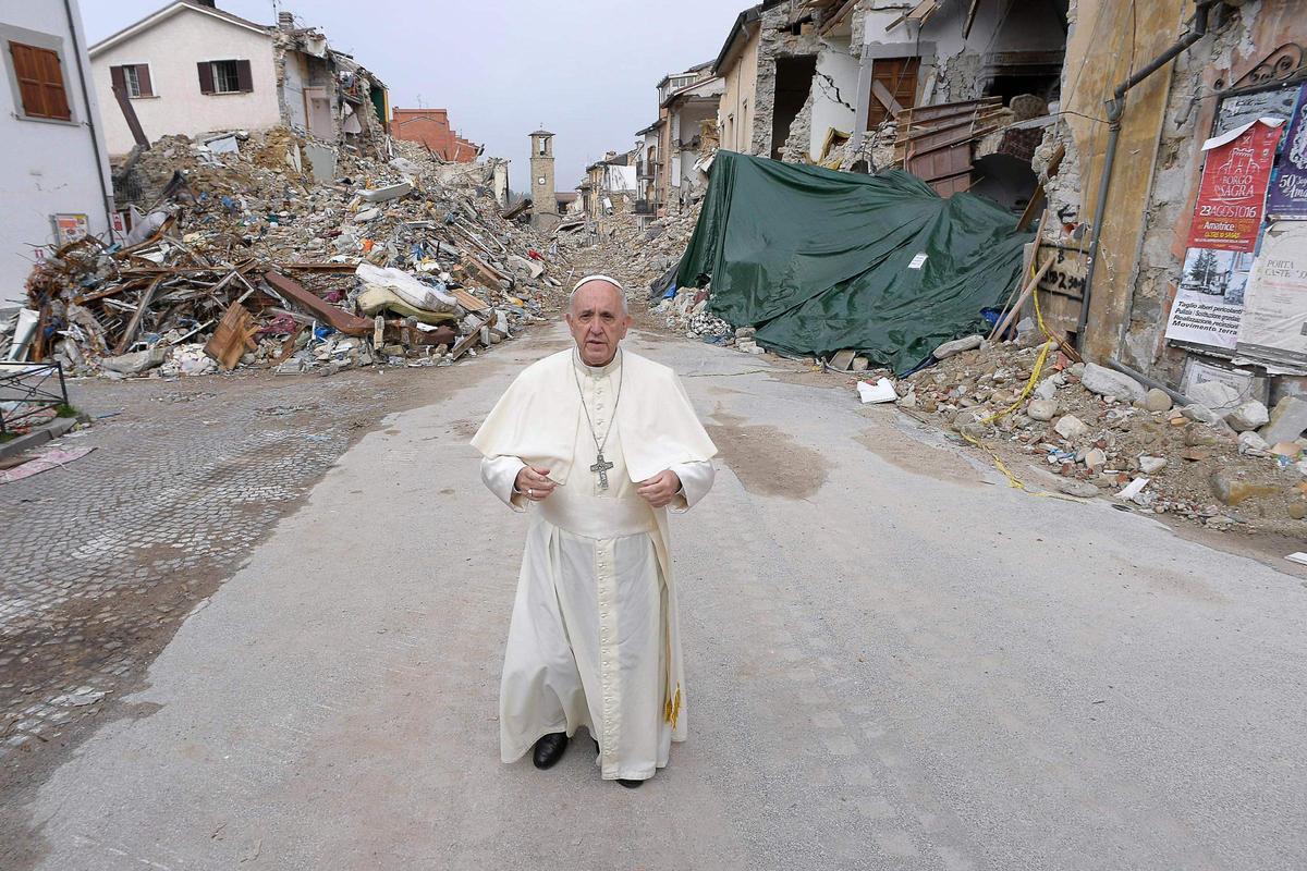 El Papa Francisco, el 4 de octubre de 2016, durante una visita sorpresa a la población italiana de Amatrice, en Italia, afectada por un mortífero terremoto.