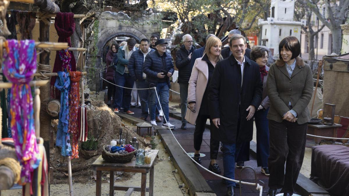 La ministra de Ciencia, Innovación y Universidades, Diana Morant, y el alcalde de Xàtiva, Roger Cerdà, han visitado hoy el emblemático Belén Monumental de la ciudad