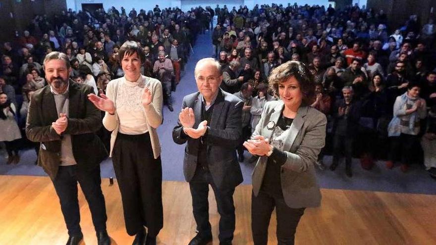 Represas con Sandra González (d), Luis Bará (i) y Pontón, ayer en el Auditorio Reveriano Soutullo.  // A. H.