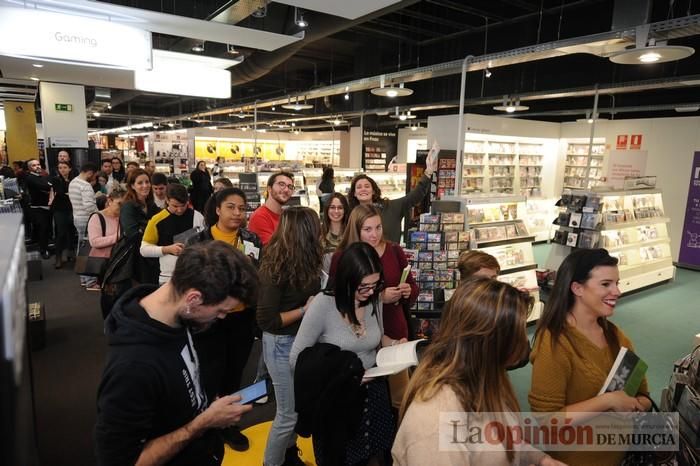 Rozalén, en la firma de discos y libros en FNAC