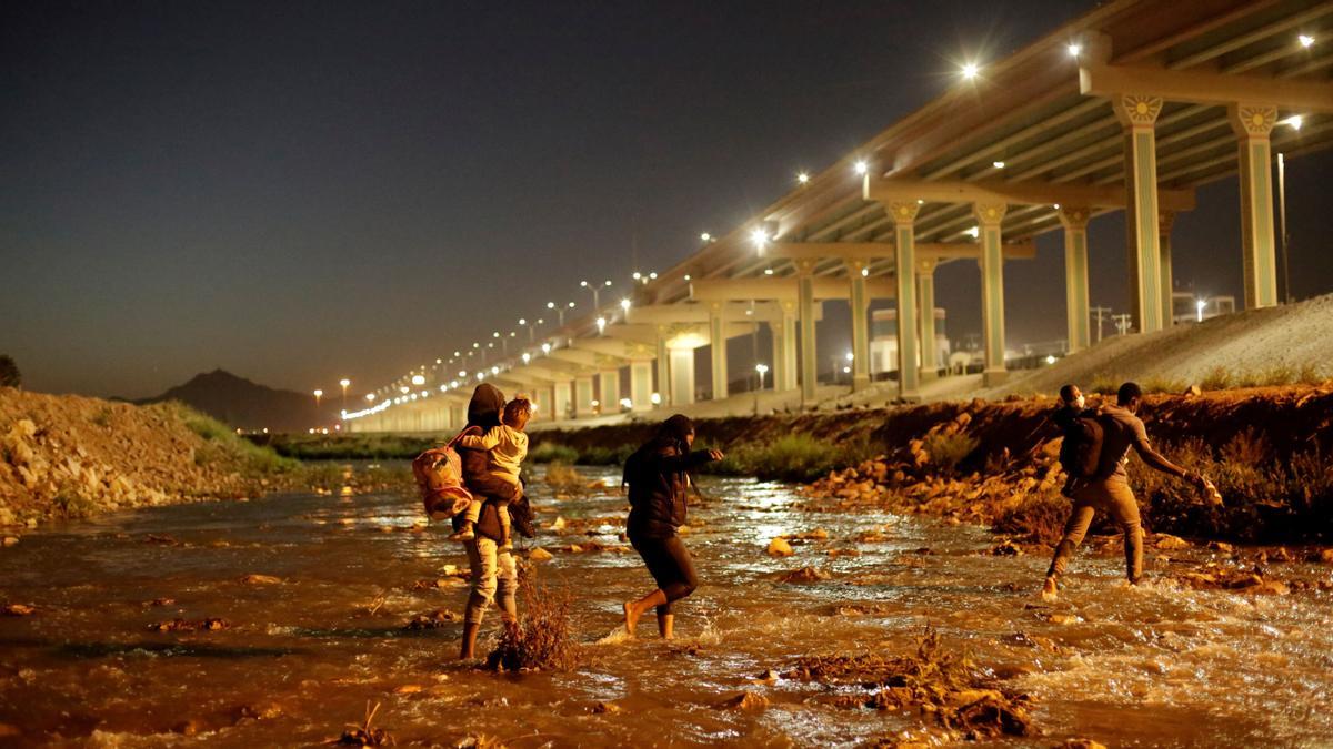 Inmigrantes cruzando Río Bravo en El Paso, Texas.