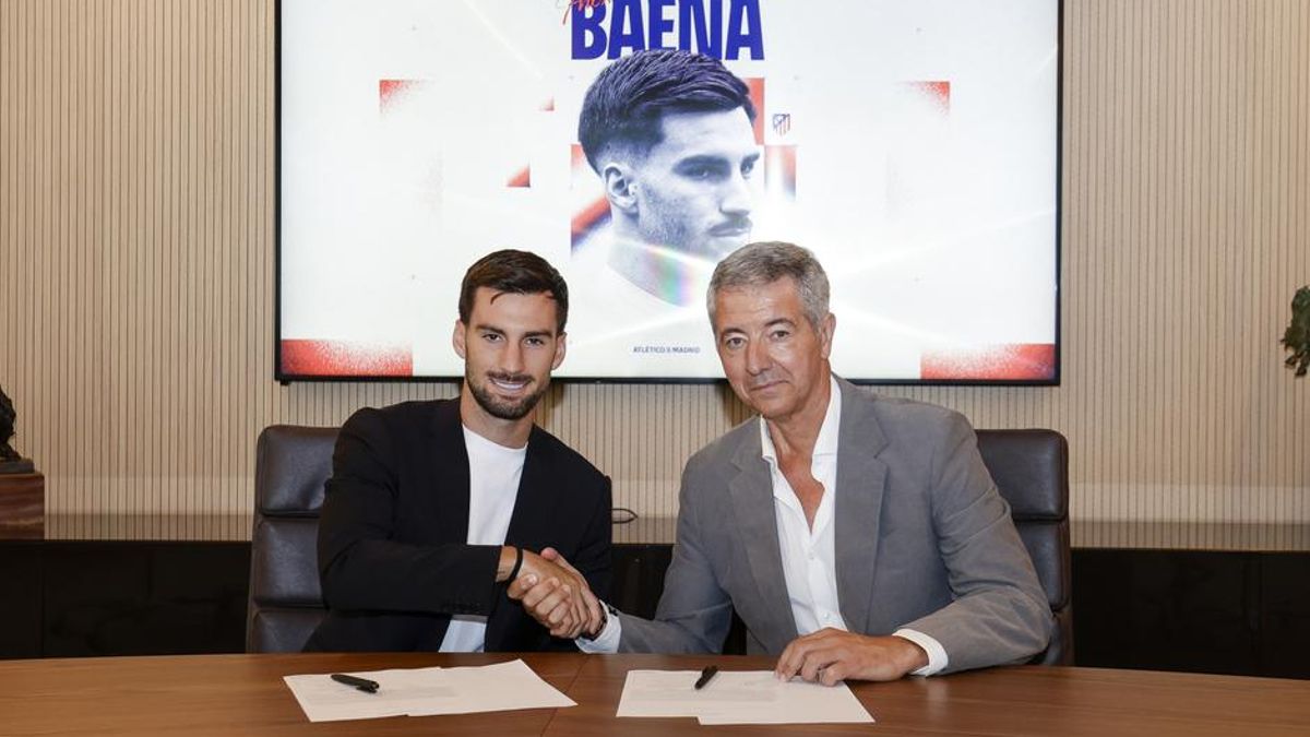 Álex Baena y Miguel Ángel Gil Marín, en la firma del contrato.