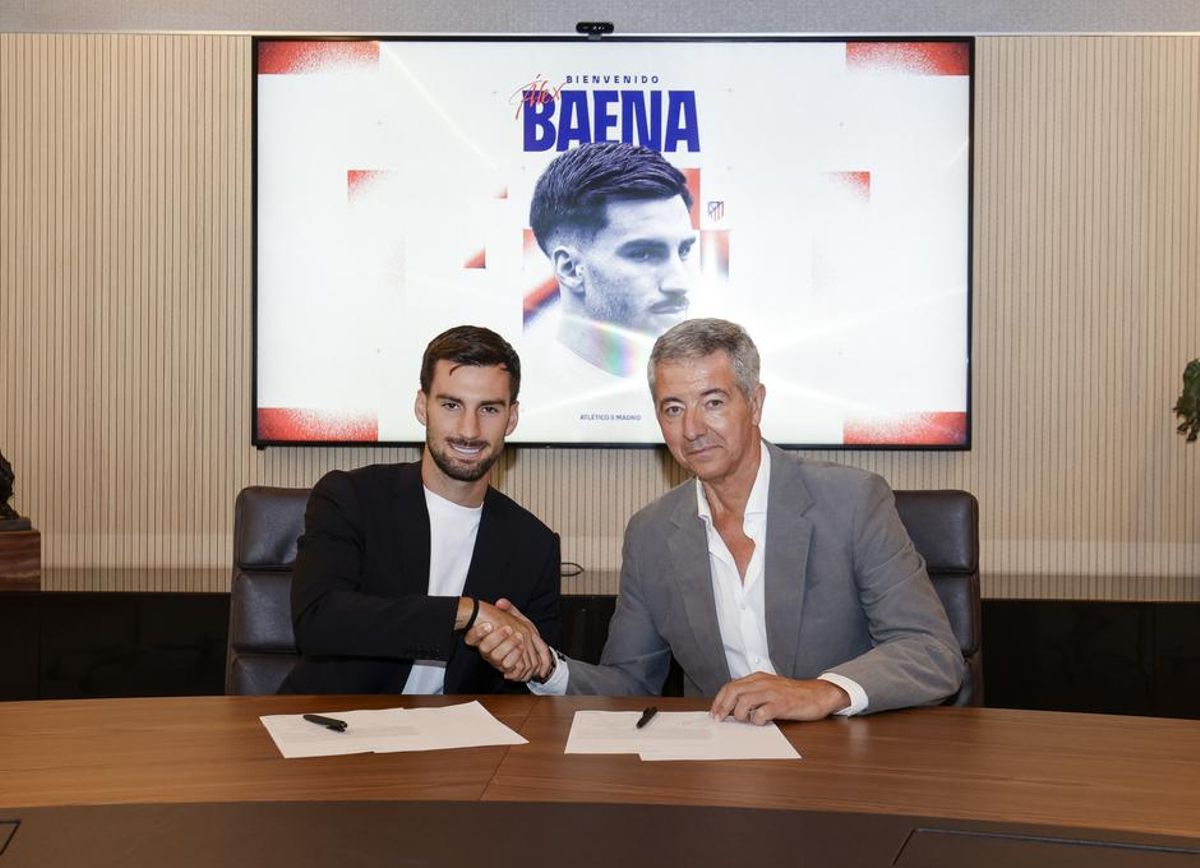 Álex Baena y Miguel Ángel Gil Marín, en la firma del contrato.