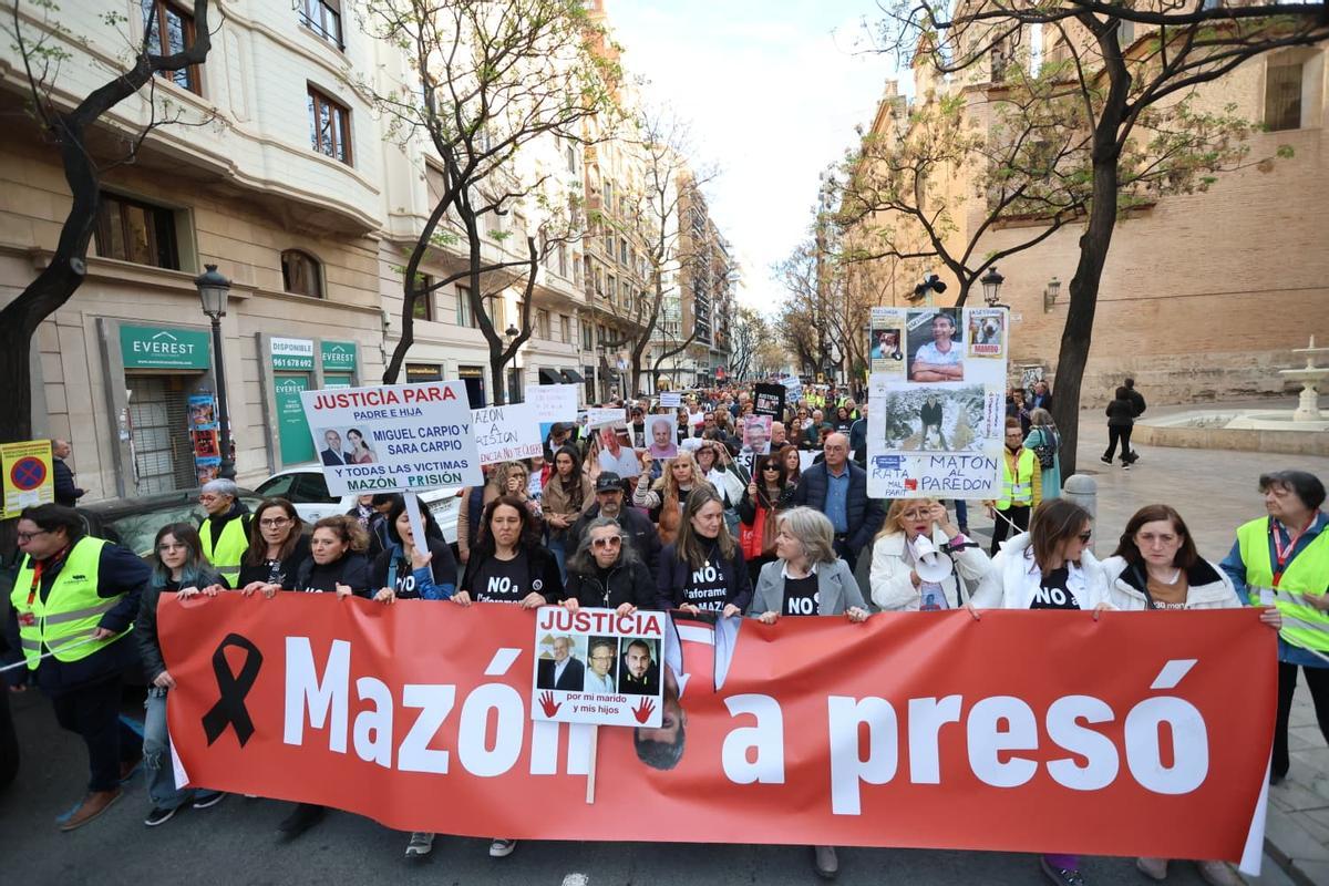Miles de personas recorren València en la primera manifestación contra Mazón tras su citación como testigo